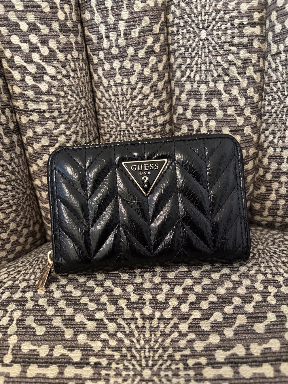 Guess Black Crinkle Quilted Chevron Design Compact Wallet Clutch Like New